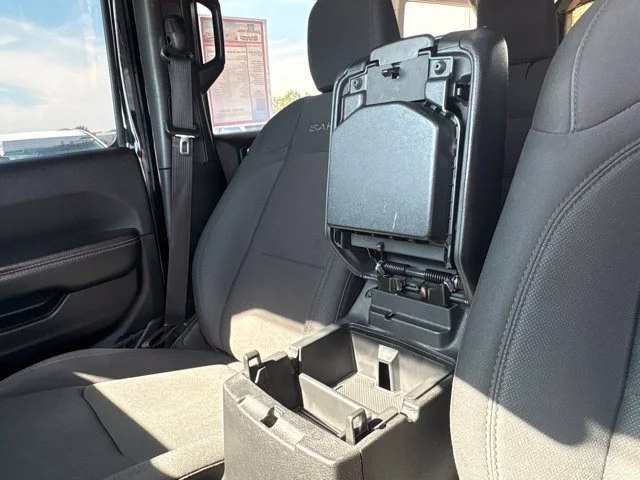 Used 2019  Jeep Sahara image 25