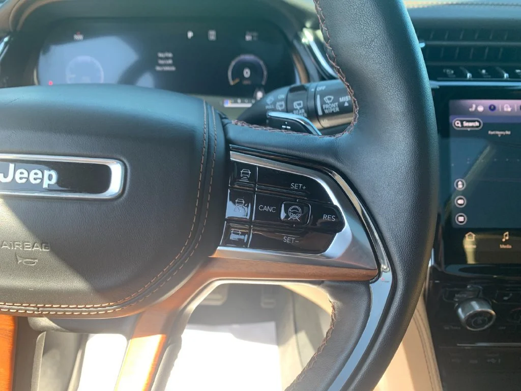 Used 2023  Jeep Summit Reserve image 28
