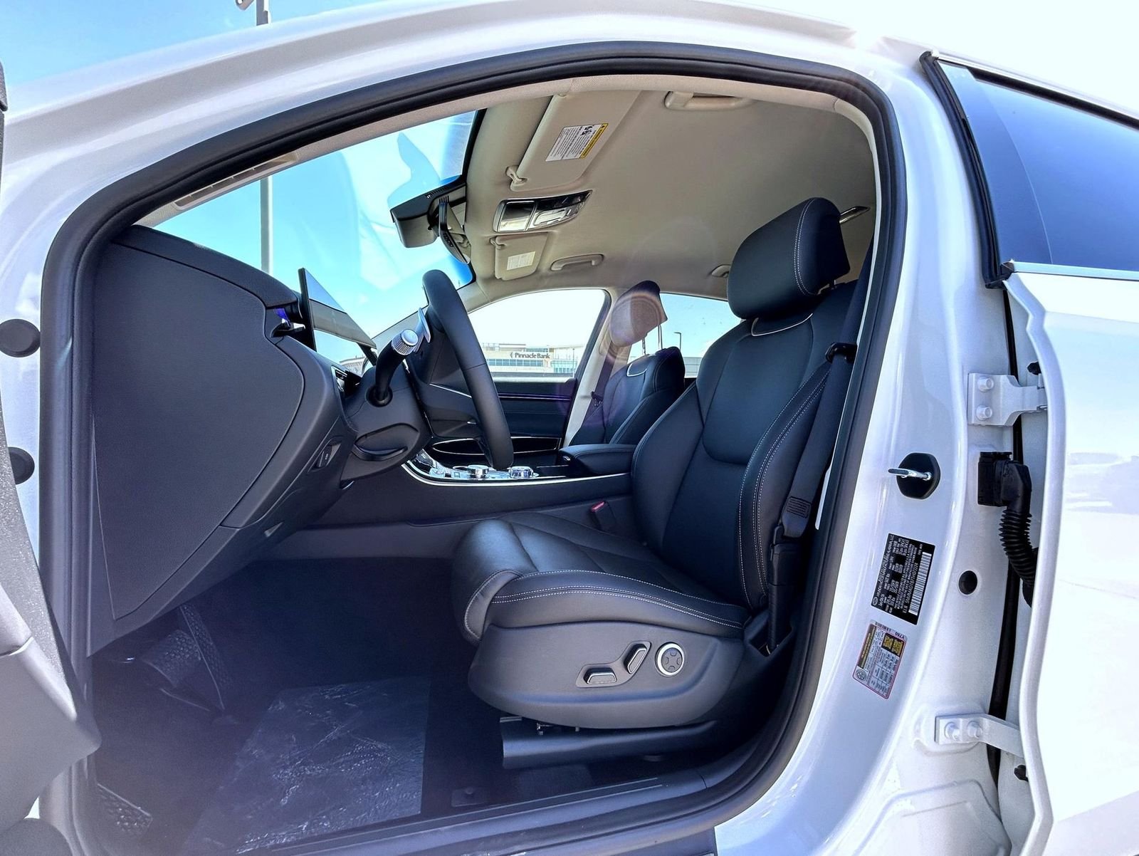 New 2026 White Genesis 2.5T image 10