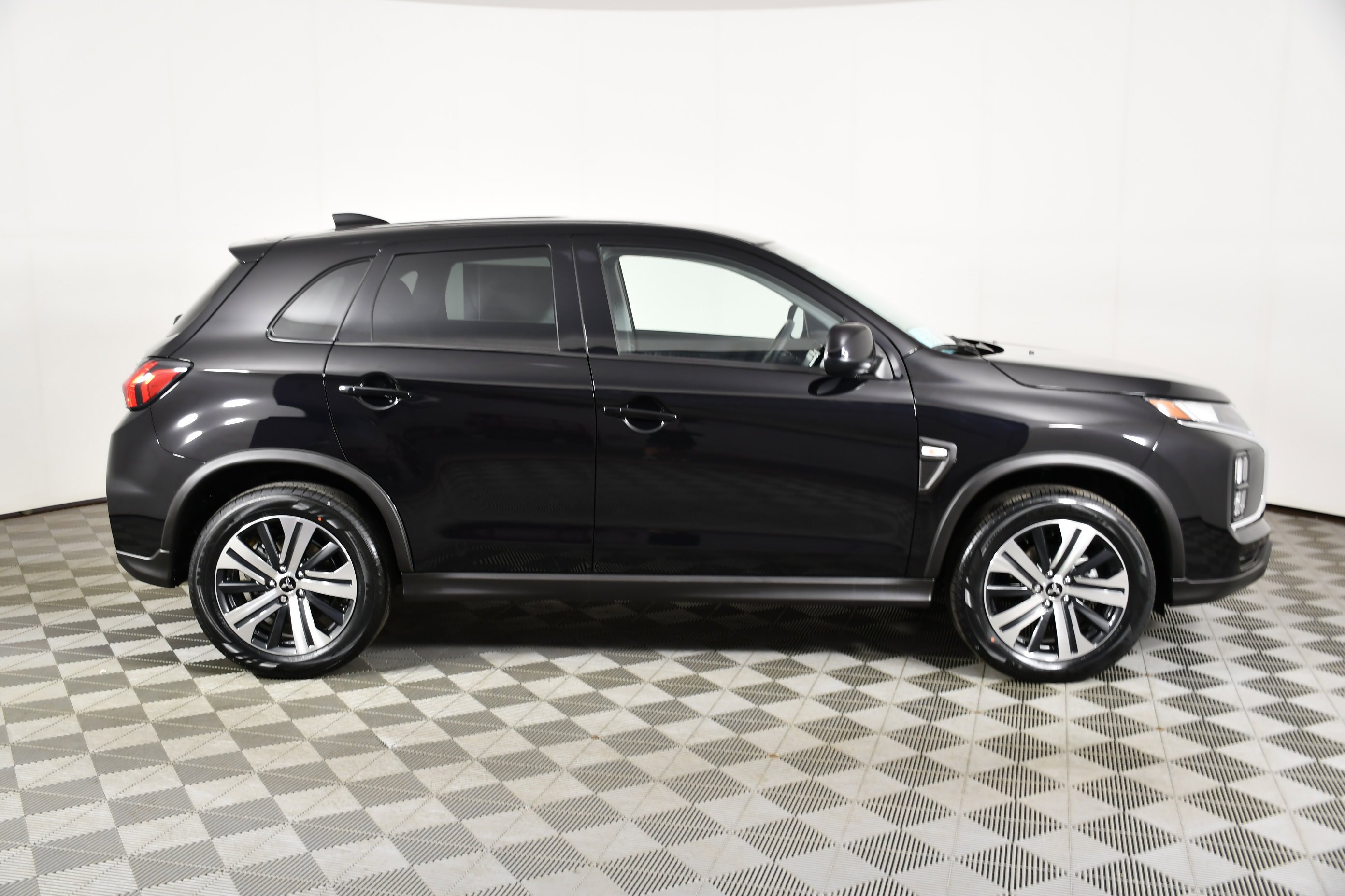 New 2026 Labrador Black Pearl Mitsubishi ES image 5