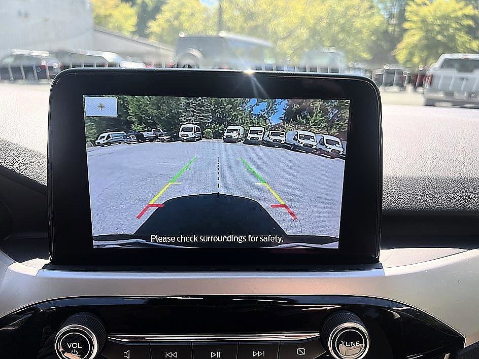 Used 2020 White Metallic Ford SE image 10