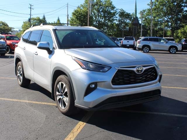 Used 2022 Celestial Silver Metallic Toyota XLE image 4