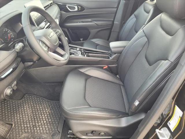 New 2026 Diamond Black Crystal Pearlcoat Jeep Latitude image 7