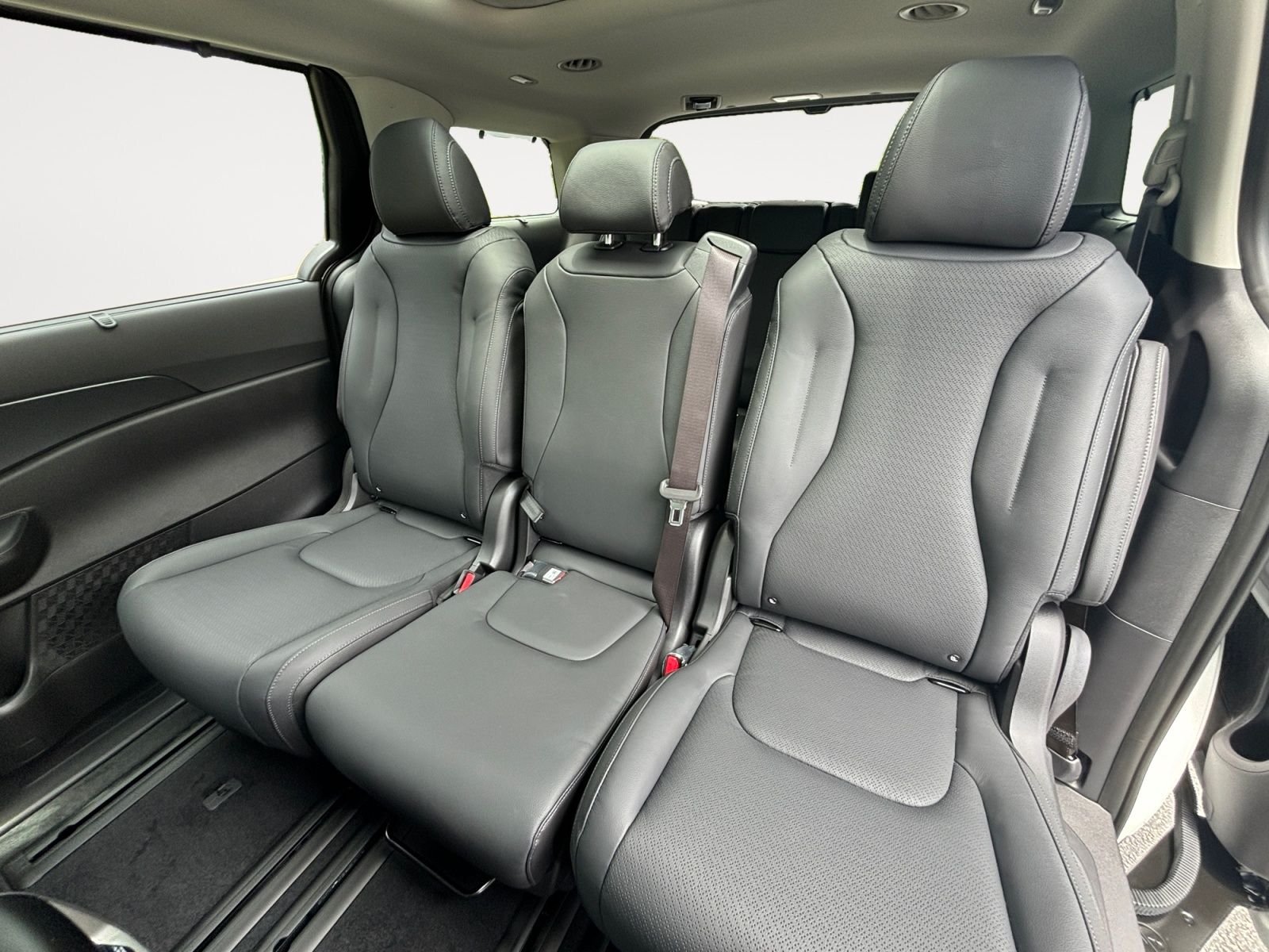 New 2026 Snow White Pearl Kia SX Prestige image 13