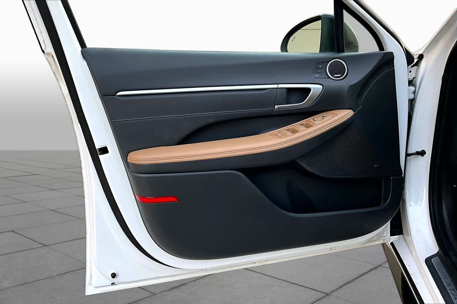 Used 2021 Hyper White Hyundai Limited image 18