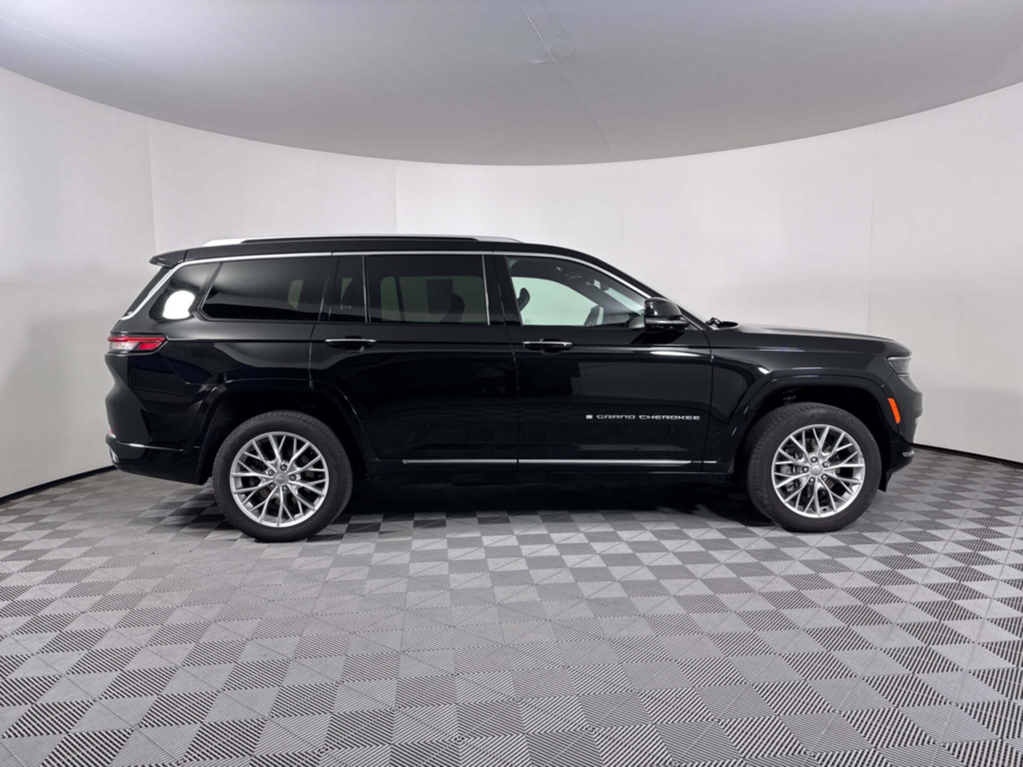 Used 2023 Diamond Black Jeep Summit image 14