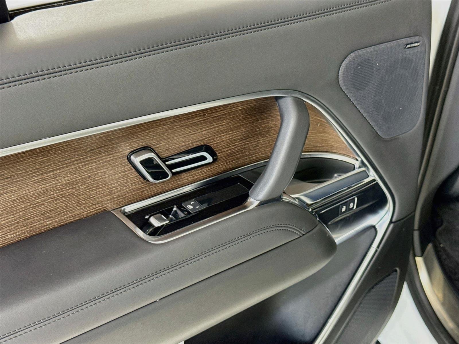 Used 2024 Fuji White Land Rover SE | Blackout Pkg | 360 Camera | Heated/Vented Seats image 26
