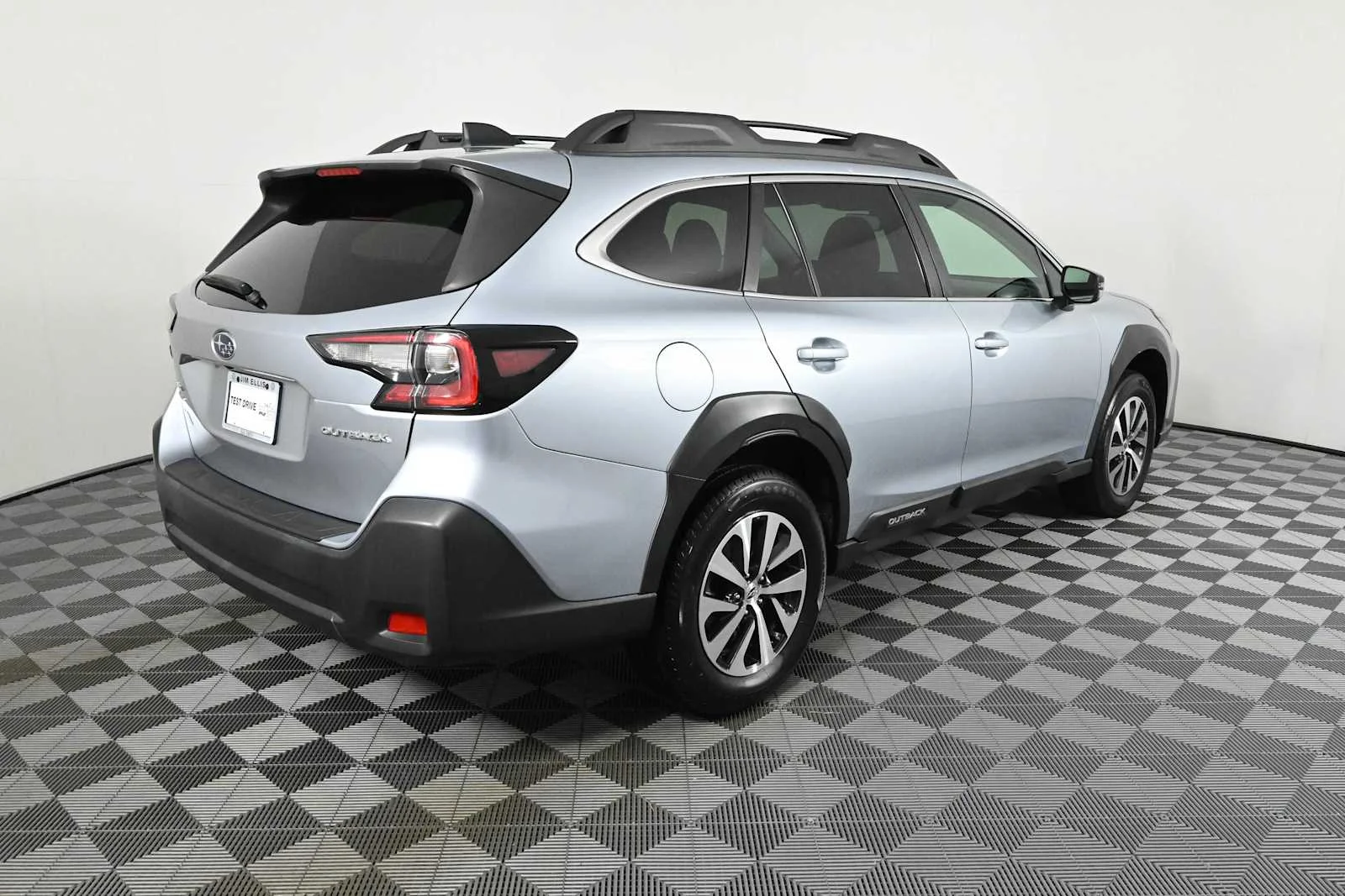Used 2023 Ice Silver Metallic Subaru Premium image 7