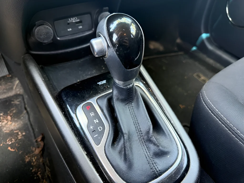 Used 2012 Clear White Kia Plus image 17