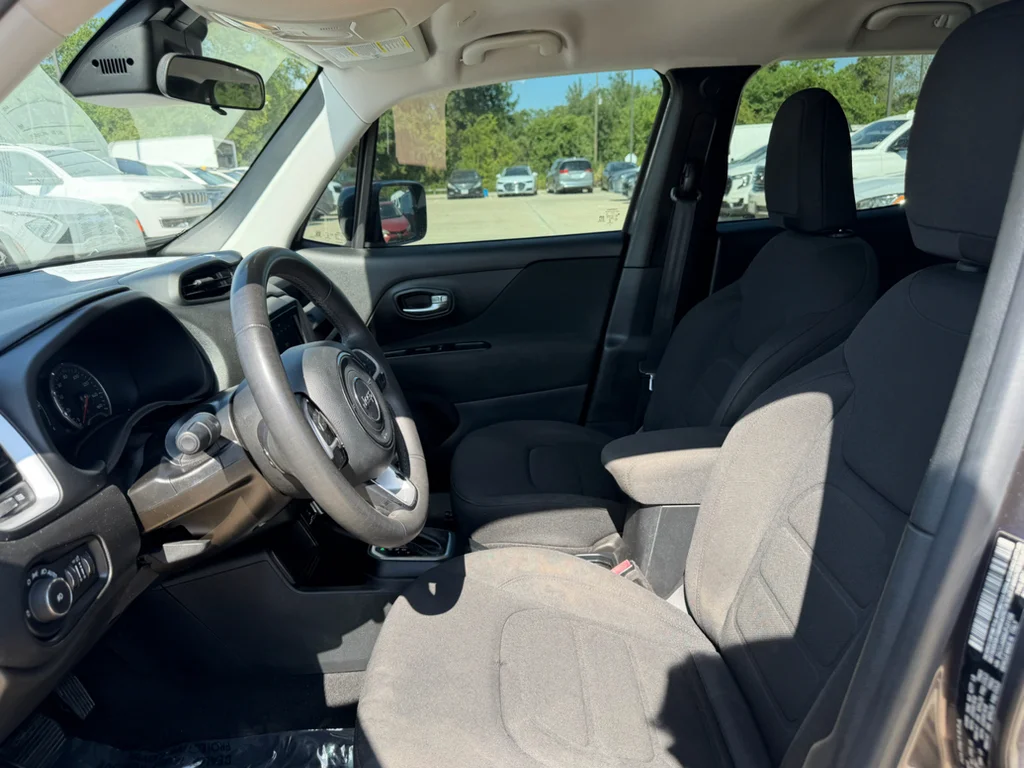 Used 2018 Granite Crystal Metallic Clearcoat Jeep Latitude image 10