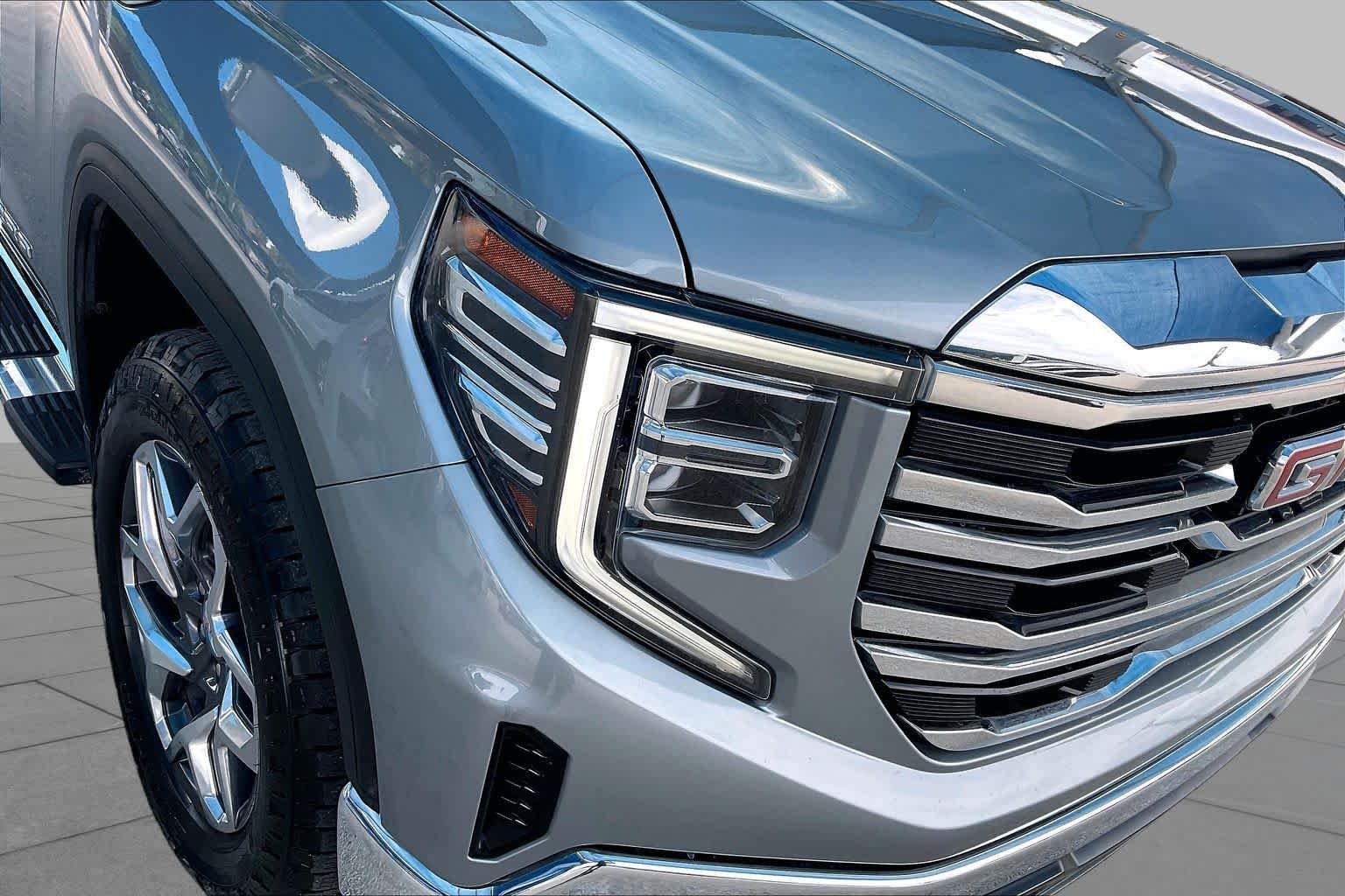 Used 2023 Sterling Metallic GMC SLT image 27