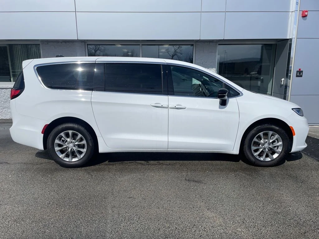 2026 Chrysler Pacifica Select - Photo 7
