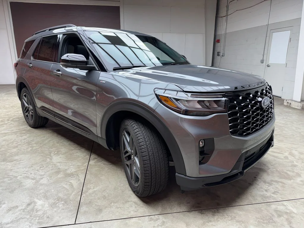 New 2026 Carbonized Gray Metallic Ford ST-Line image 8
