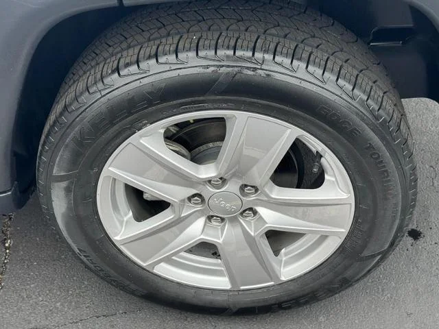 Used 2022 Bright White Clearcoat Jeep  image 7