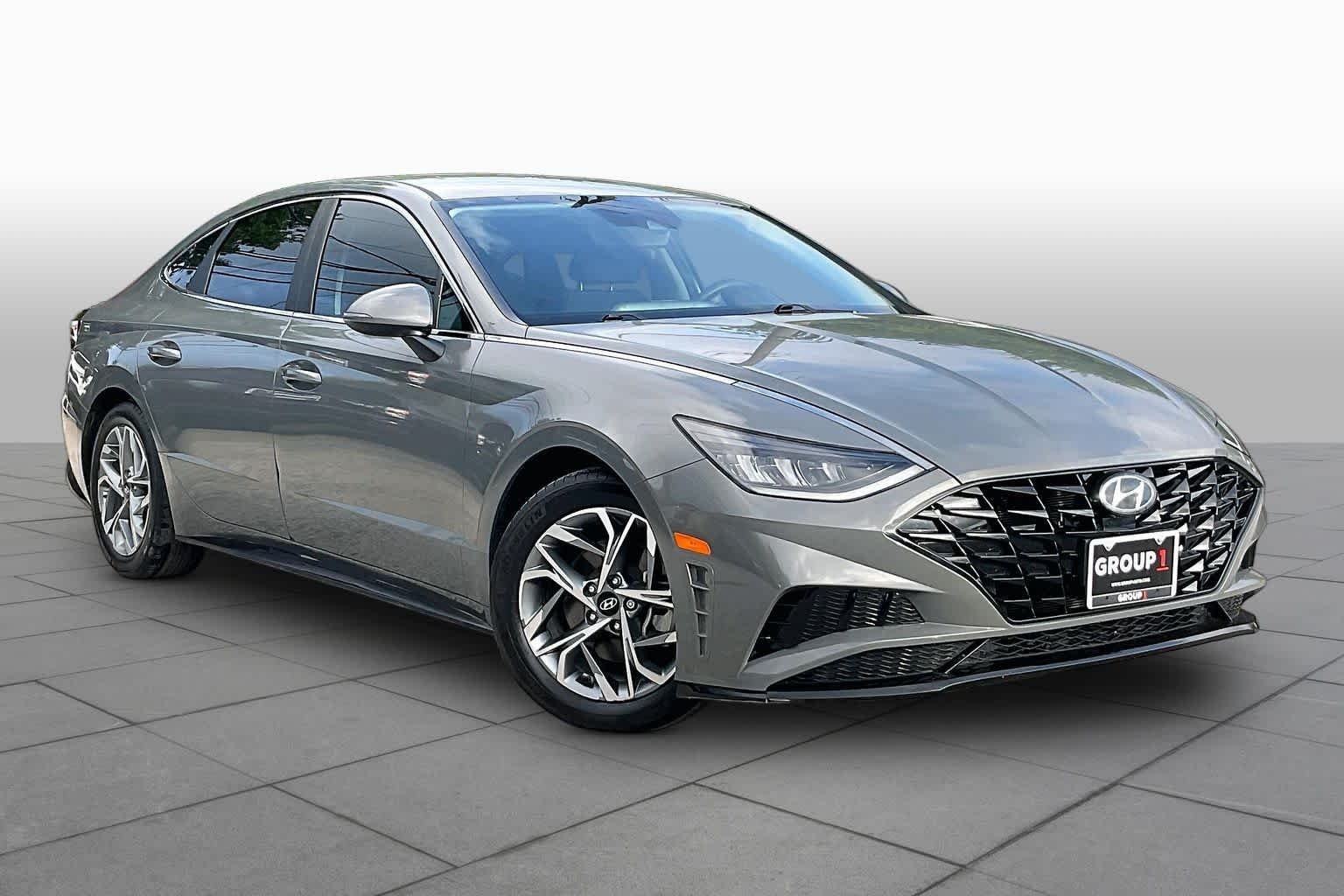 Used 2023 Hampton Gray Hyundai SEL image 3