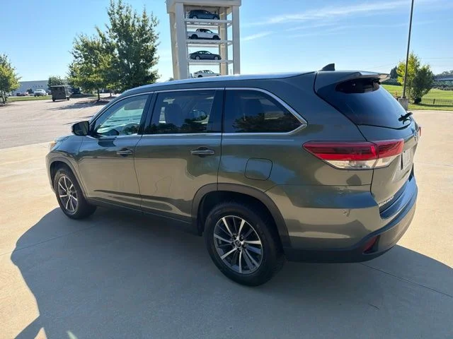 Used 2018 Jade Metallic Toyota XLE image 9