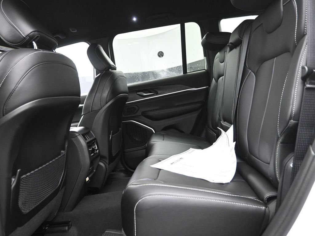 New 2026 Bright White Clear-Coat Exterior Paint Jeep Limited image 14