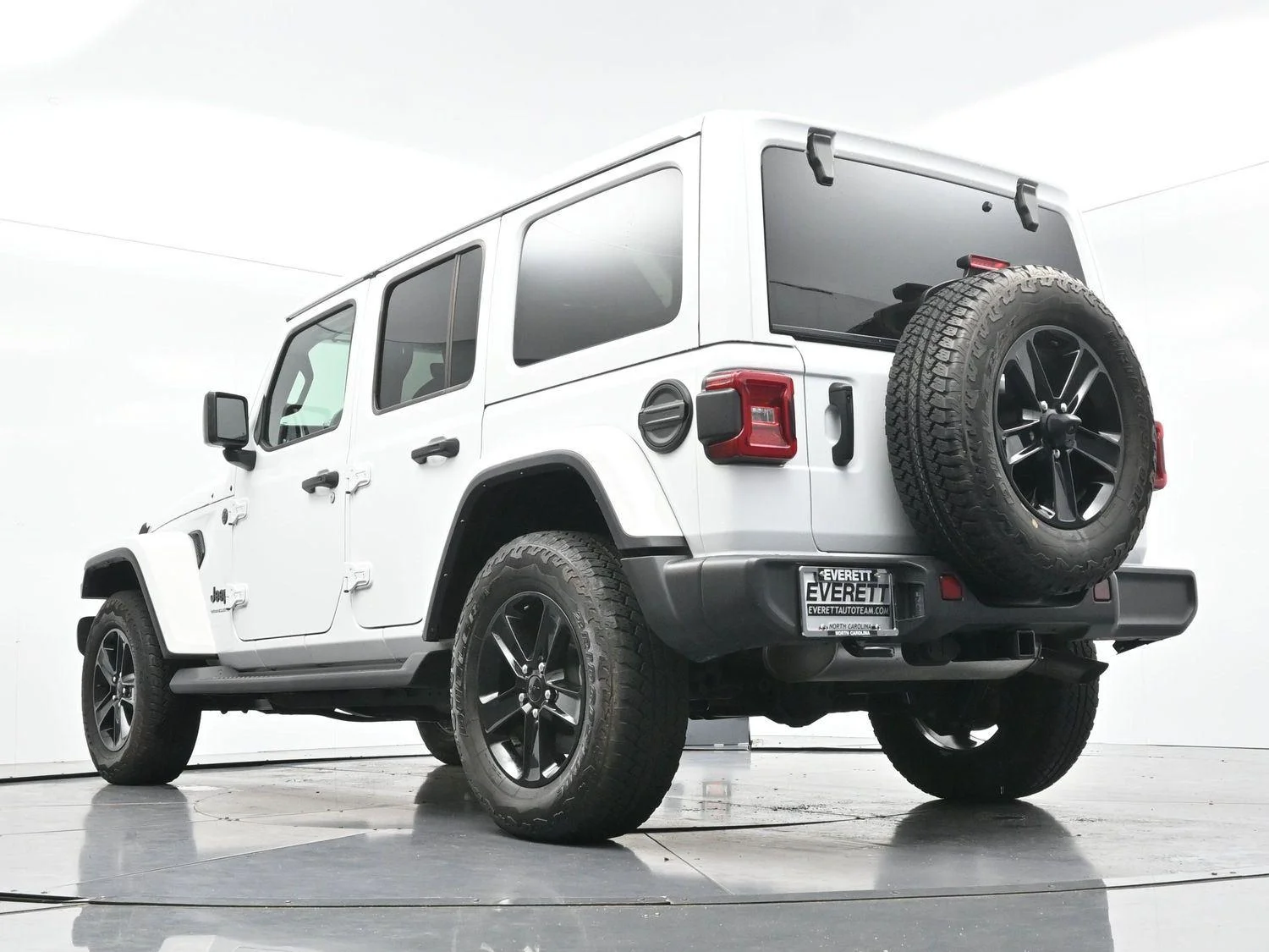 Used 2023 White Jeep Sahara Altitude image 46