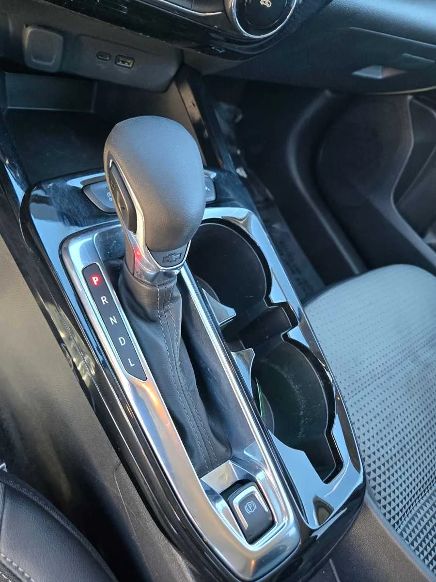 Used 2025 Summit White Chevrolet LT image 16