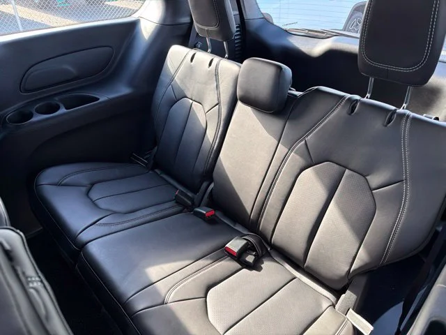 New 2027 White/off-white Chrysler Select image 8