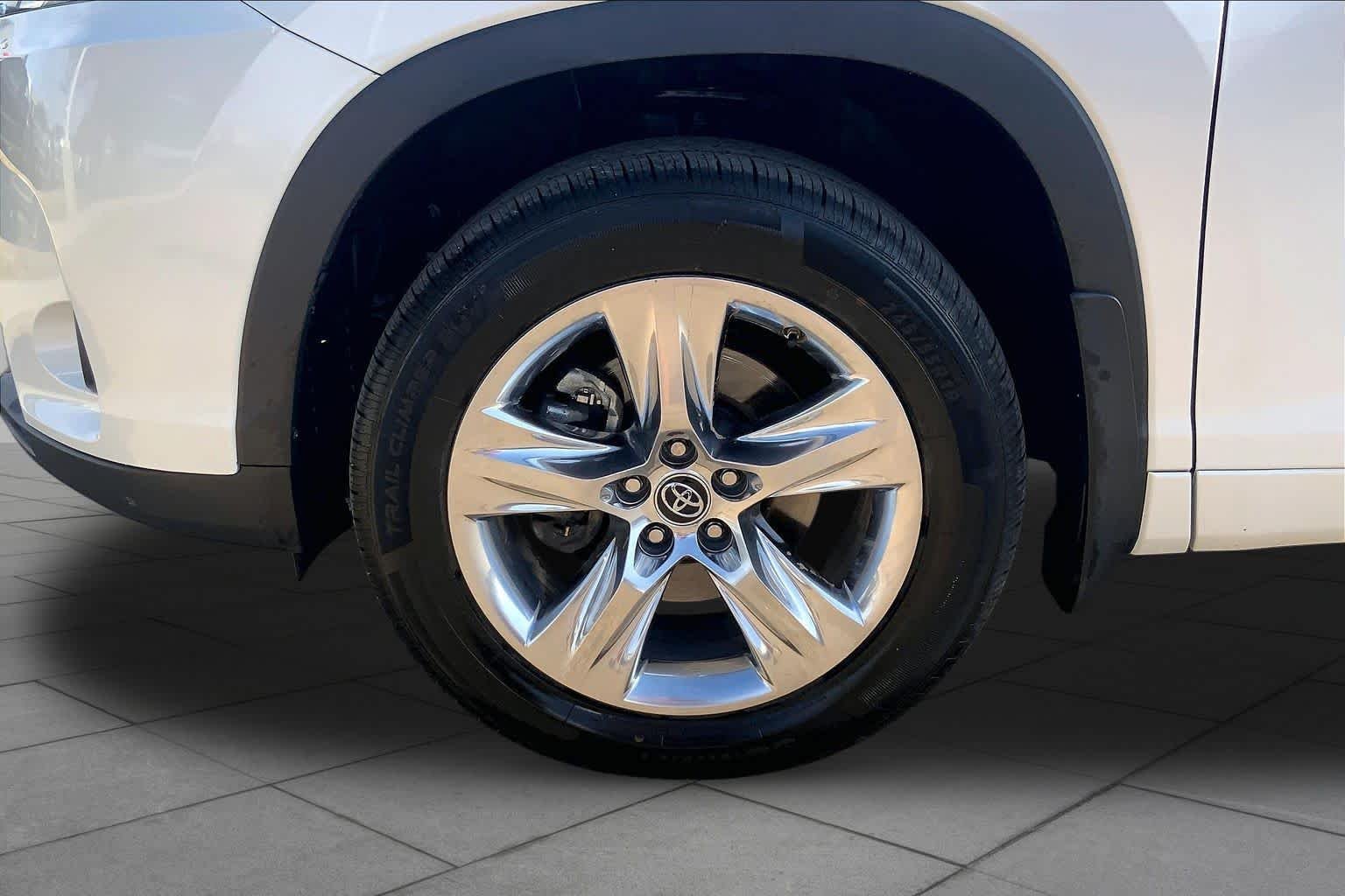 Used 2019 Blizzard Pearl Toyota Limited image 11