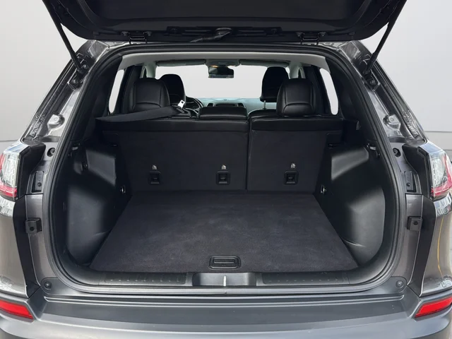 Used 2019 Gray Jeep Latitude Plus image 11