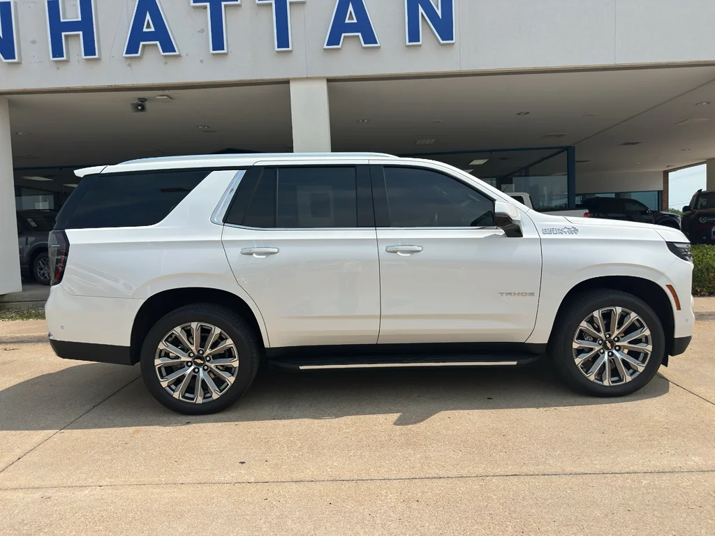 Used 2025 Iridescent Pearl Tricoat Chevrolet High Country image 13