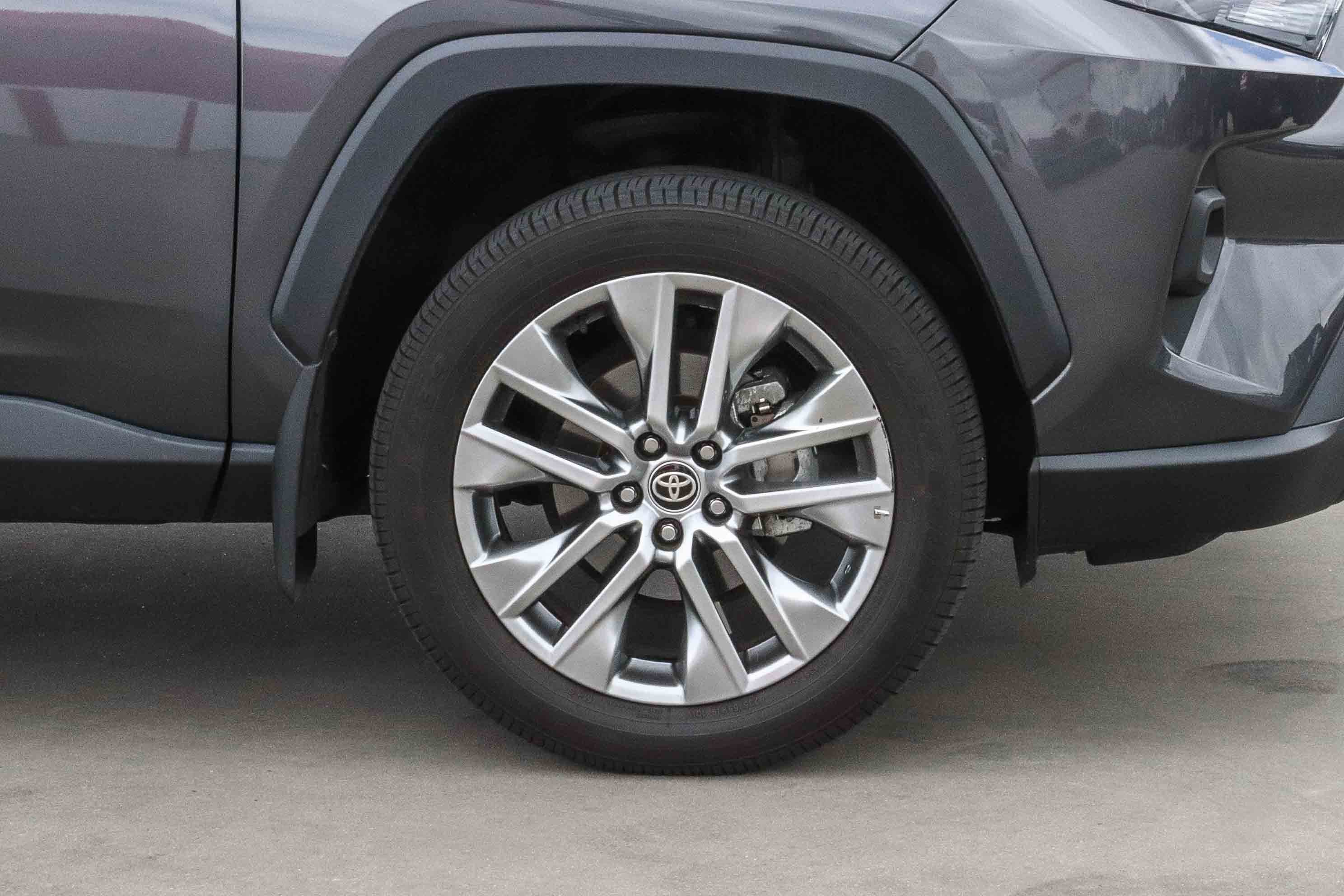 Used 2024 Magnetic Gray Metallic Toyota XLE Premium image 9