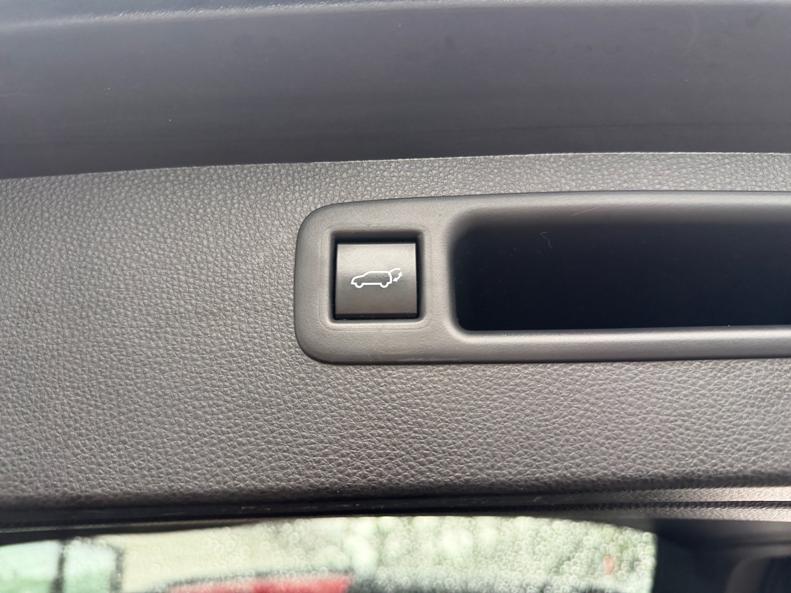 Used 2022 Amber Toyota XLE image 39