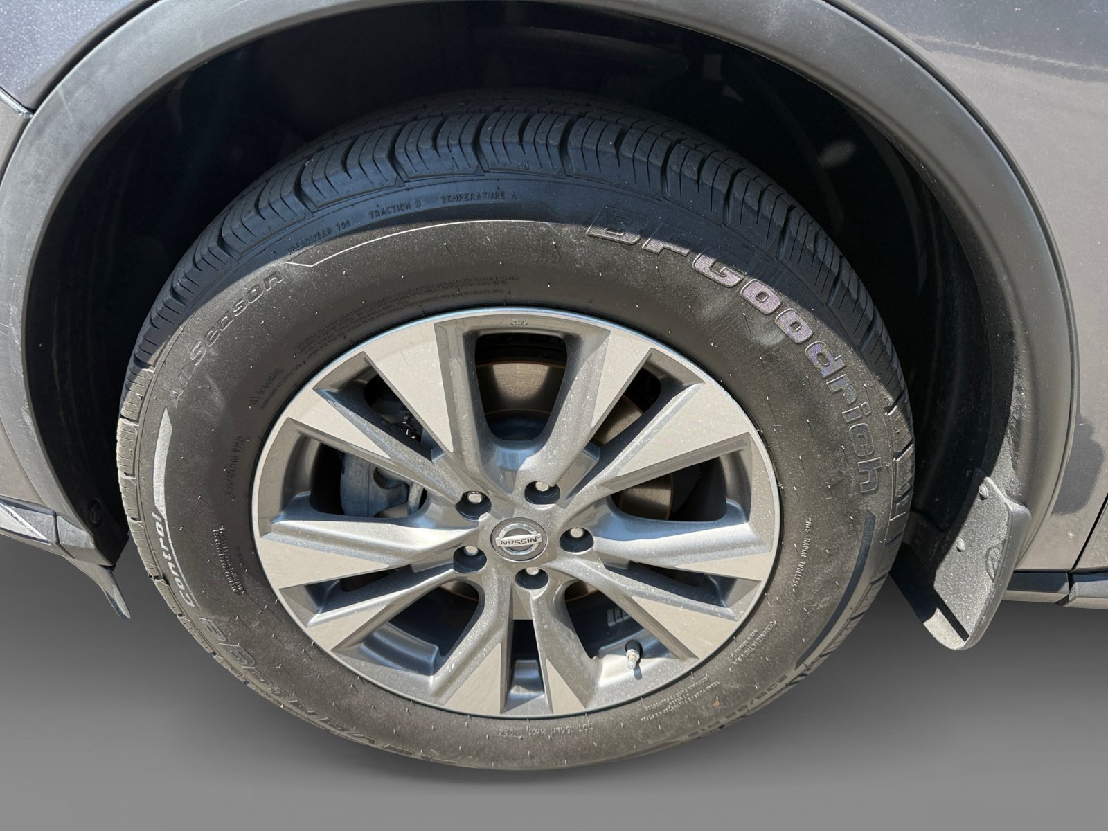 Used 2018 Gun Metallic Nissan SL image 9