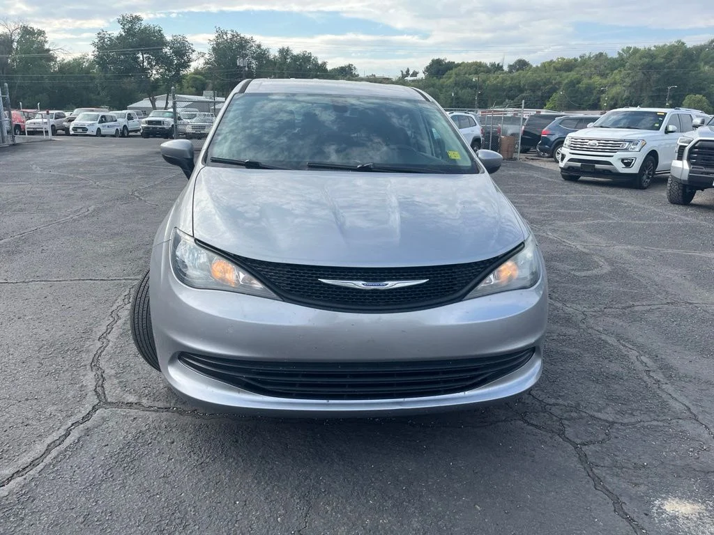 Used 2019 Billet Silver Metallic Chrysler L image 8