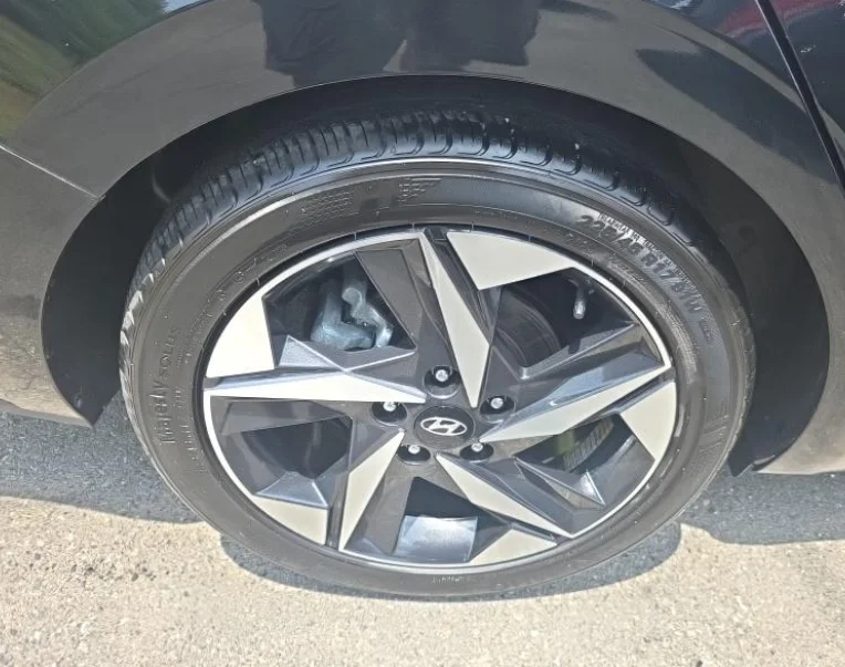 Used 2023 Black Hyundai SEL image 10