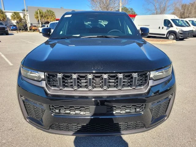 New 2026 Diamond Black Crystal Pearl-Coat Exterior Paint Jeep Altitude image 17