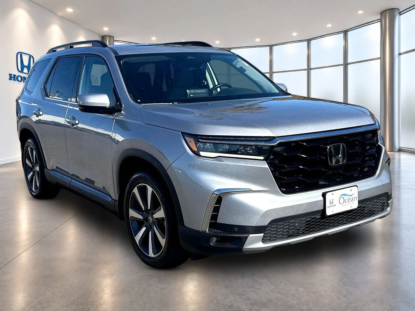 Used 2024 Lunar Silver Metallic Honda Touring image 3