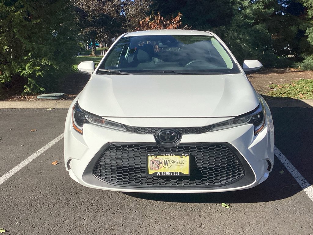 Used 2020 White Toyota LE image 16