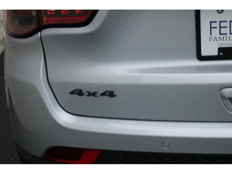 New 2026 Silver Zynith Metallic Clear-Coat Exterior Paint Jeep Limited Altitude 4x4 image 7