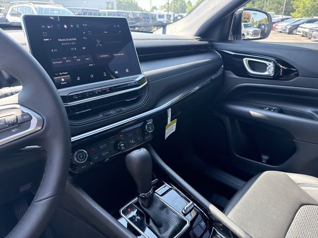 New 2026 White Jeep Latitude image 27