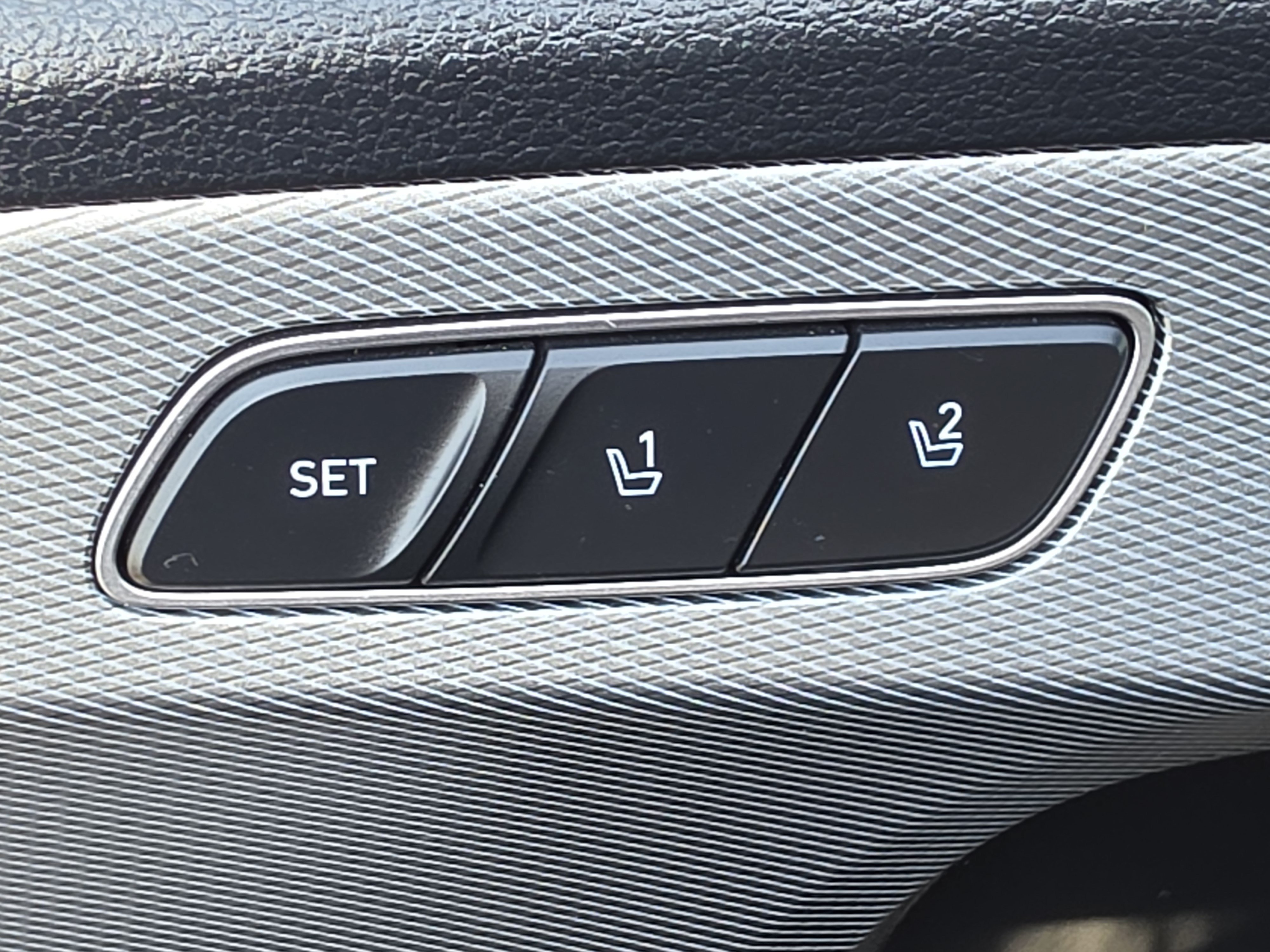 Used 2022 Moonlight Cloud Hyundai SEL image 18