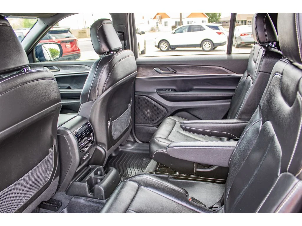 Used 2024 Diamond Black Crystal Pearlcoat Jeep Limited image 21