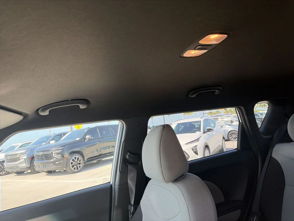 Used 2018 White Kia Base image 25