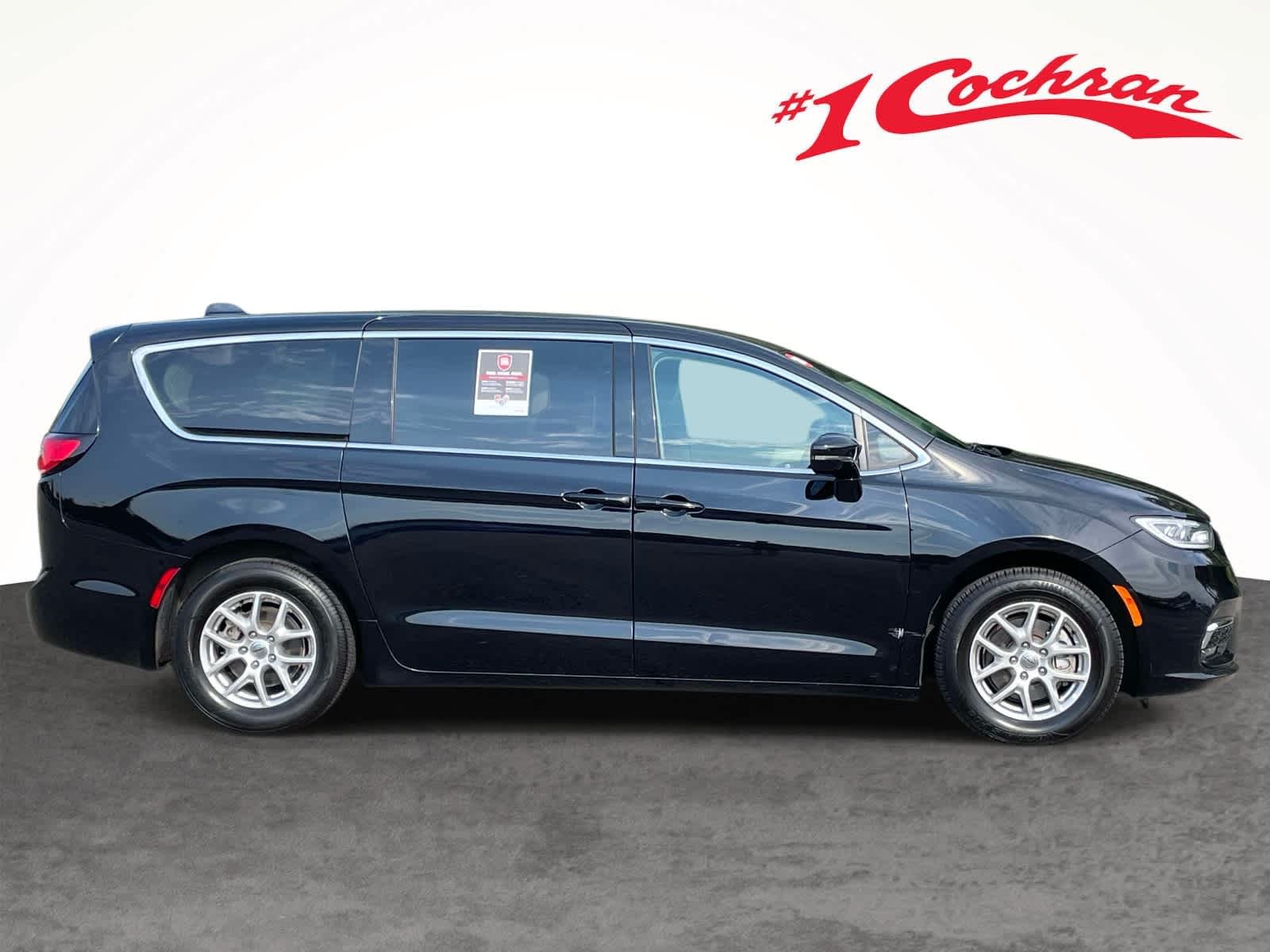 Used 2024 Diamond Black Crystal Pearlcoat Chrysler Touring L image 8