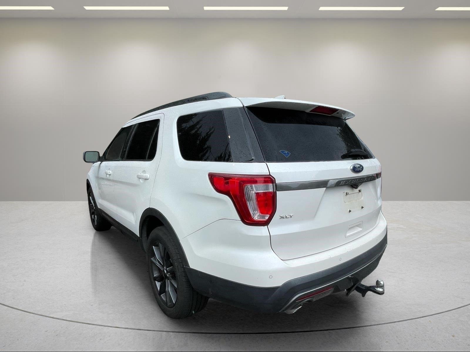 Used 2017 White Platinum Metallic Tri-Coat Ford XLT image 5