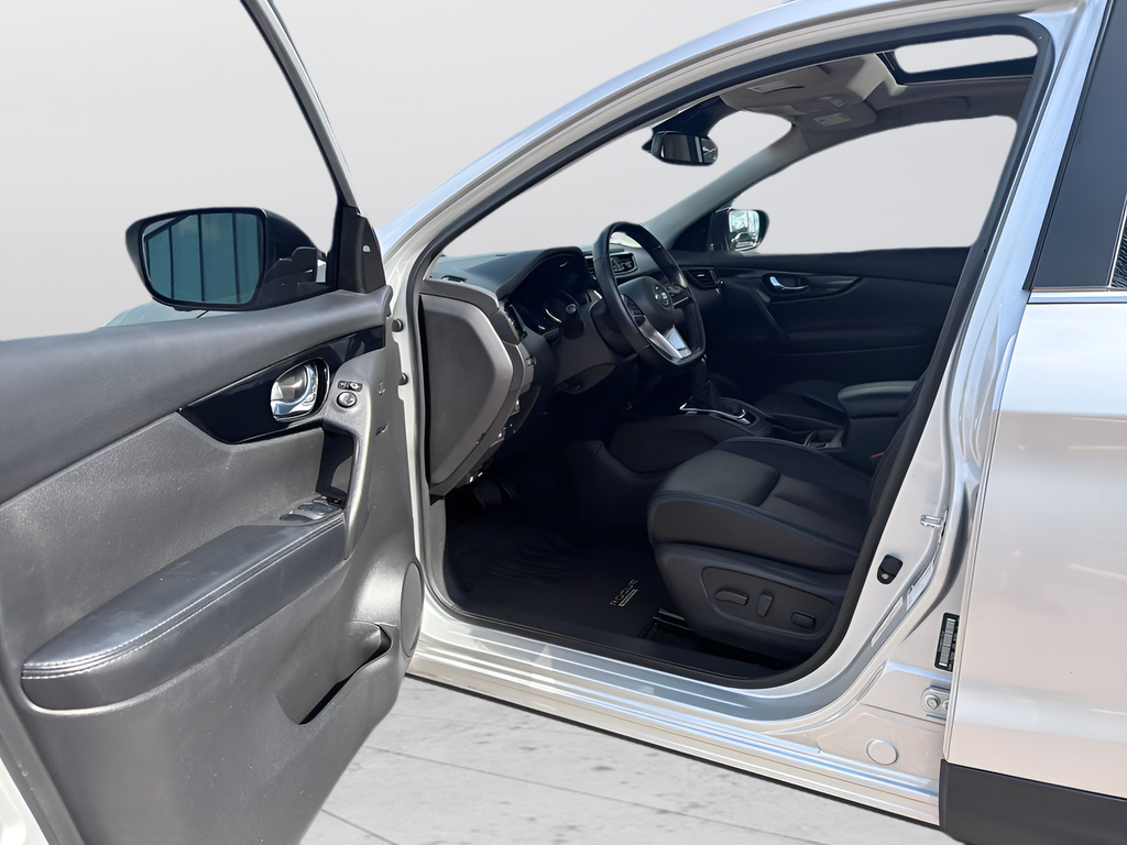 Used 2022 Silver Nissan SL image 13
