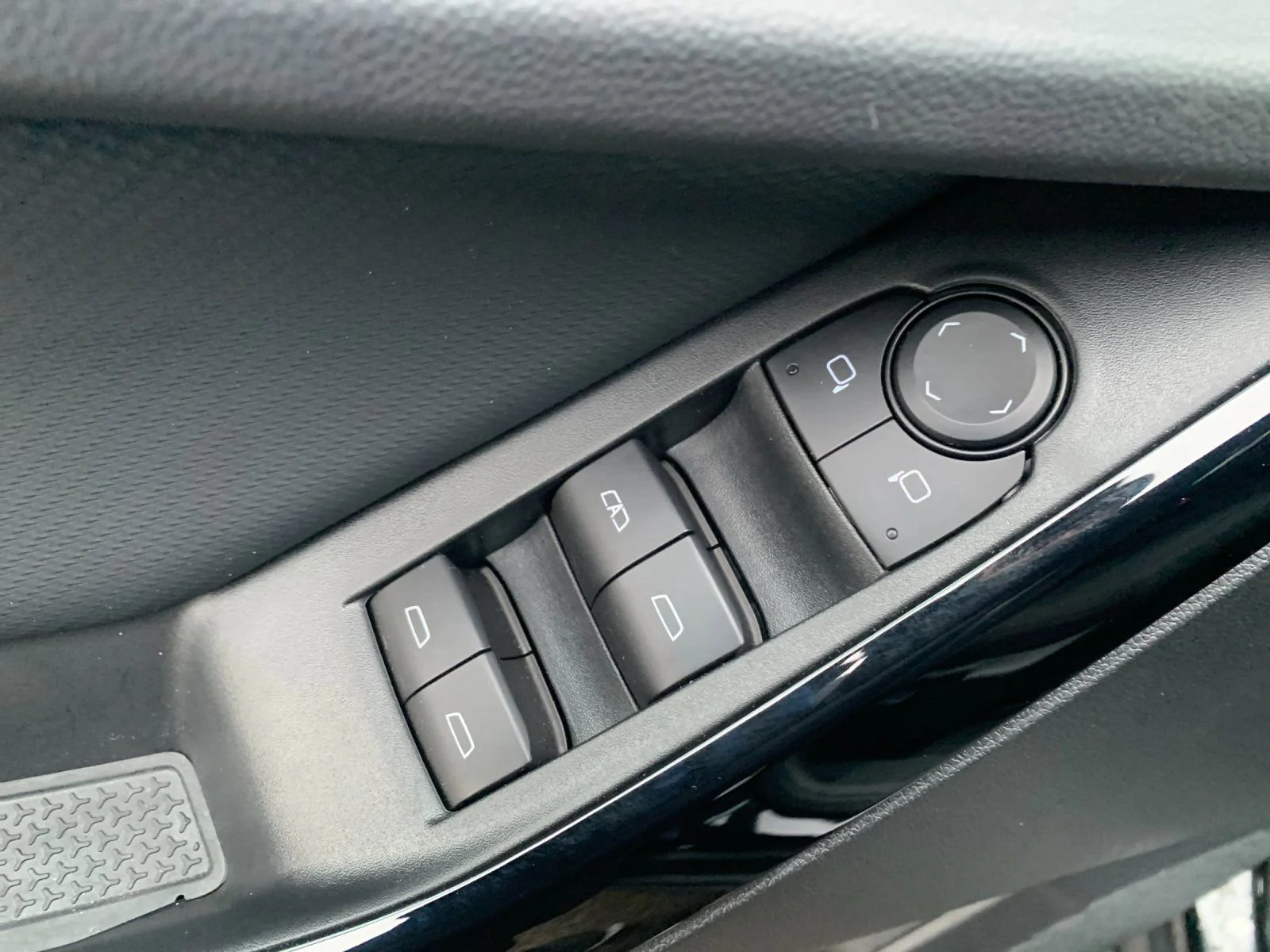 2026 Chevrolet Equinox LT - Photo 11