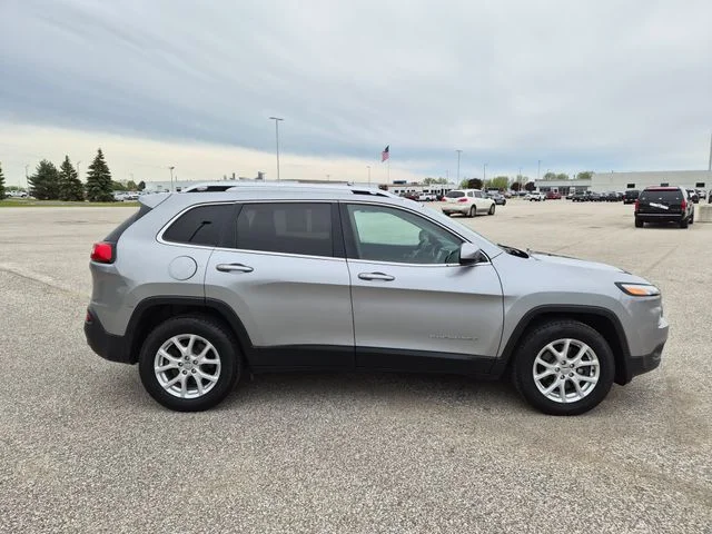Used 2017 Silver Jeep Latitude image 4