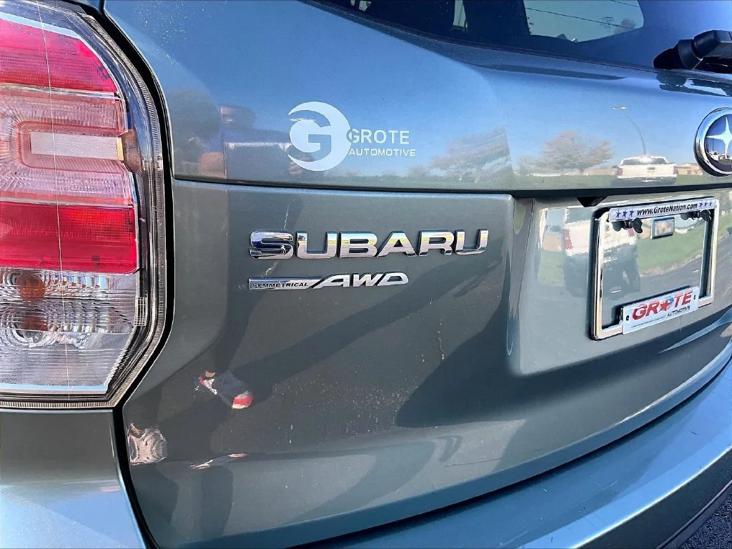 Used 2017 Green Subaru 2.5i Premium image 8