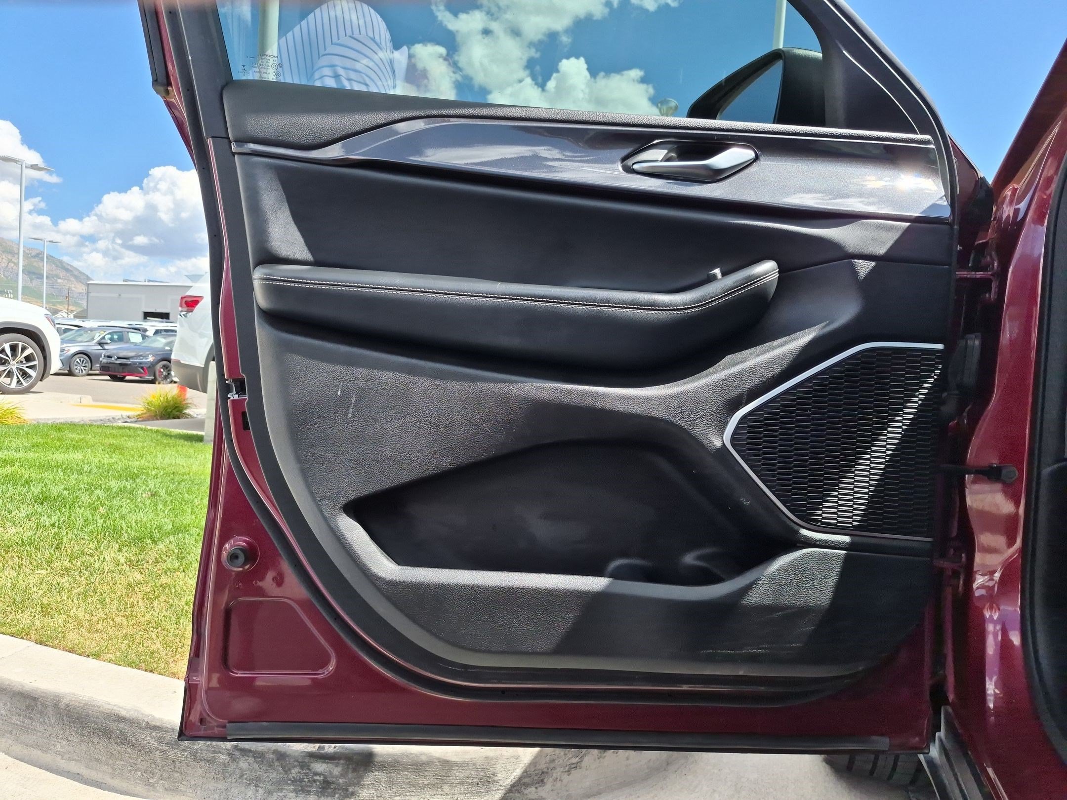 Used 2022 Velvet Red Pearlcoat Jeep Laredo image 11