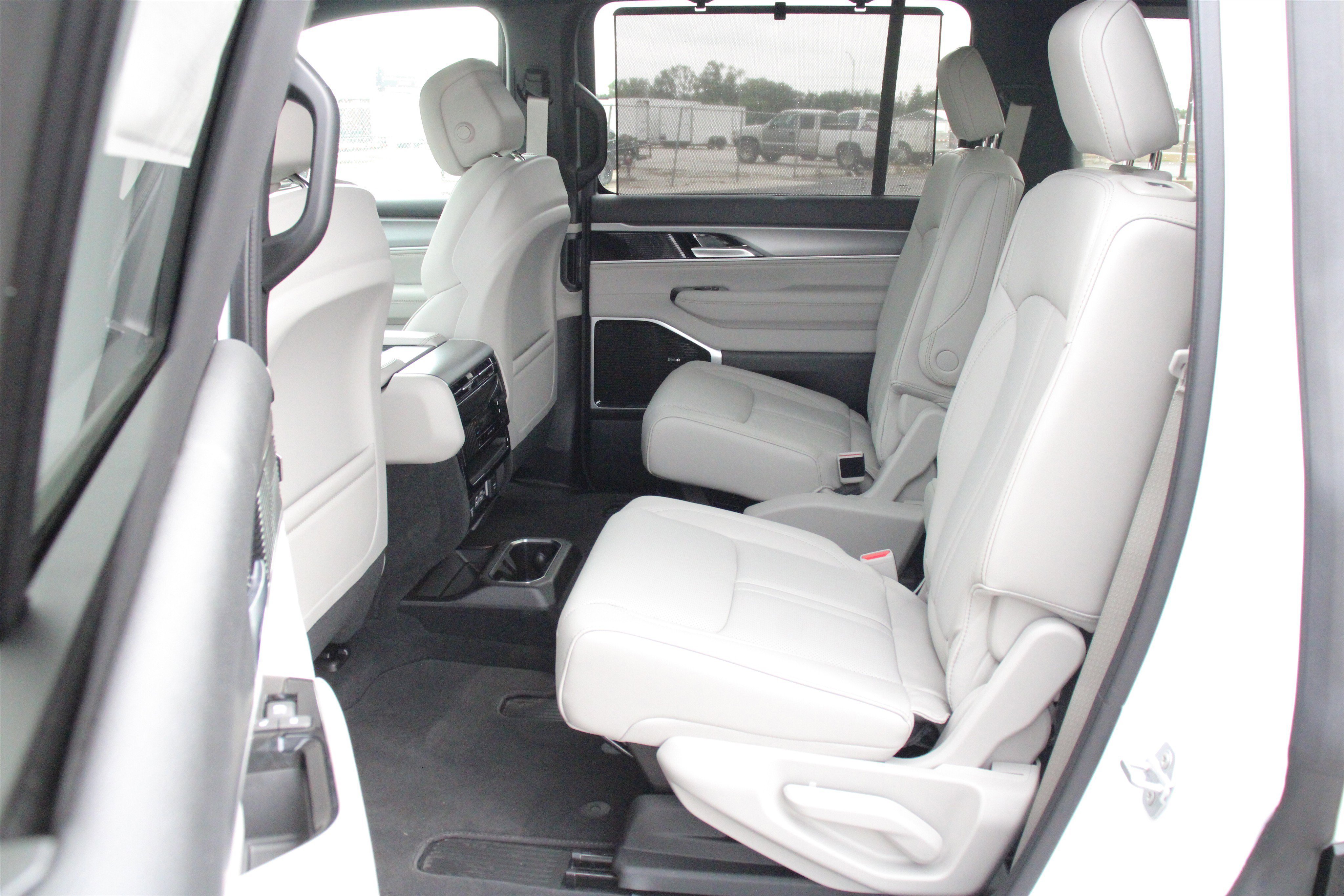 New 2026 Bright White Clear-Coat Exterior Paint Jeep Limited Reserve image 25