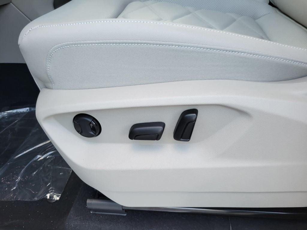 New 2026 White/off-white Volkswagen SE w/Technology image 11