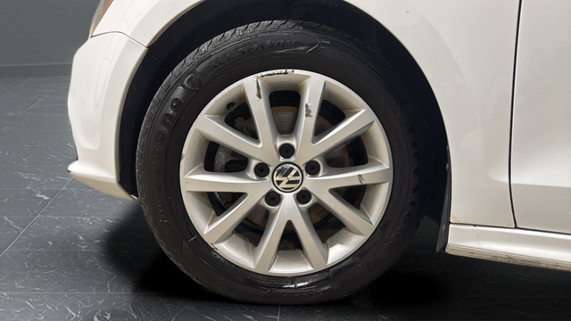 Used 2015 Pure White Volkswagen 1.8T SE image 30